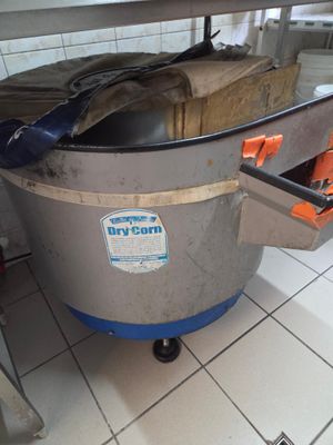 une machine posée sur le sol de la cuisine