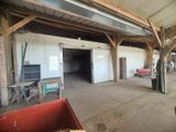 un grand garage ouvert contenant beaucoup de meubles