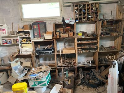 une photo d'un garage encombré, avec beaucoup de bric-à-brac