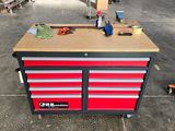 un établi sur lequel sont posés des outils dans un garage