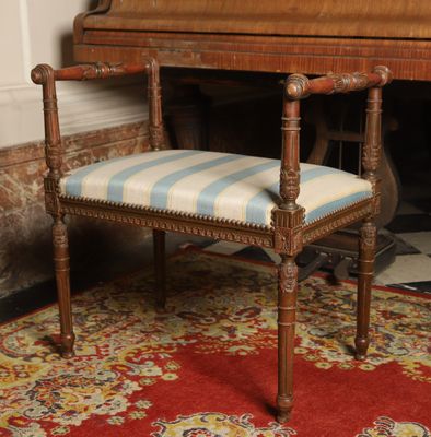 a chair that is next to a piano in a room