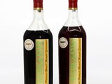 deux bouteilles de sirop posées l'une à côté de l'autre sur une surface blanche