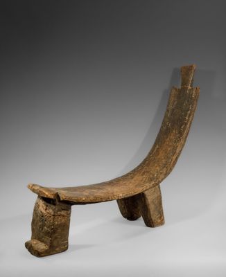 un vieux banc en bois posé sur une surface blanche