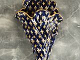 broche en forme de parapluie bleu et or à motifs d'étoiles, posée sur une surface en marbre