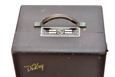 un petit ampli noir posé sur une boîte