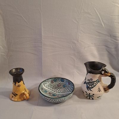 trois vases et un bol posés sur une table
