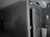 une salle de bain avec toilettes et lavabo
