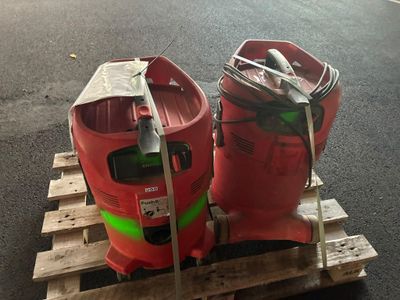 deux seaux rouges posés sur une palette