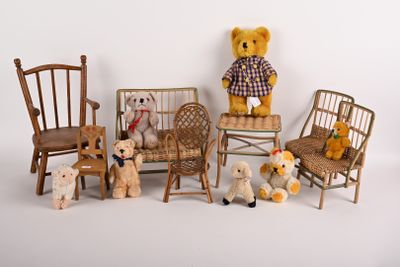 de nombreuses peluches posées sur les chaises de la pièce