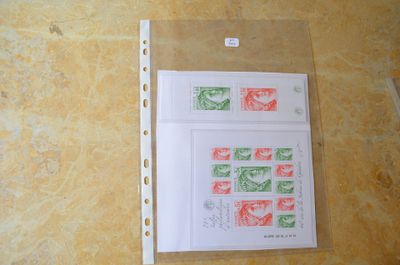 une feuille de papier sur laquelle sont apposés des timbres, posée sur une table