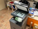 une imprimante posée sur un bureau