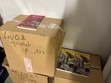 une pile de cartons posée par terre près d'un mur