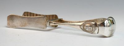 un bracelet en argent orné d'un diamant sur un fond blanc