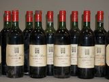 six bouteilles de vin sont alignées sur une table