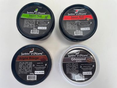 trois récipients contenant de la nourriture posés sur une table blanche