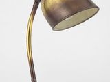 un gros plan d'une lampe de bureau posée sur une surface blanche