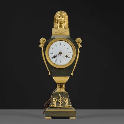 une image représentant une horloge dorée et noire posée sur une table
