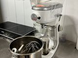 un mixeur et un saladier posés sur le plan de travail d'une cuisine