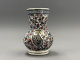un vase orné d'un motif floral sur un fond gris