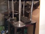 quatre tabourets noirs posés sur une table en métal