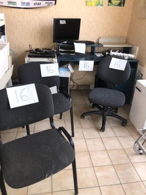 Deux Bureaux ET Trois Chaises