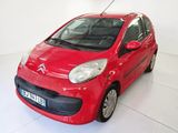 une voiture rouge garée dans une pièce blanche