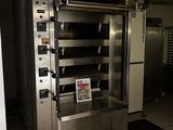 une image d'un four commercial dans une cuisine commerciale