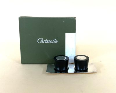 une boîte sur laquelle sont posées deux tasses et un plateau sur lequel sont posées deux tasses