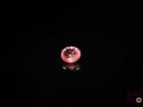 Une lune rose brille de mille feux dans le ciel sombre au-dessus de l'eau