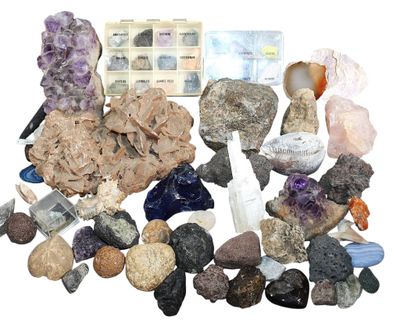 un tas de rochers et de pierres sur une surface blanche