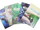 plusieurs livres sont empilés sur une surface blanche