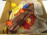 une boîte en carton remplie de jouets de toutes sortes