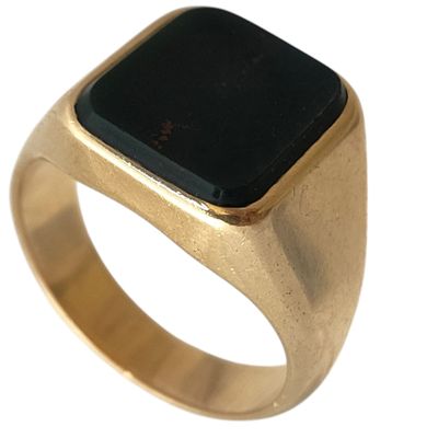 une image d'une bague en or avec une pierre noire au centre