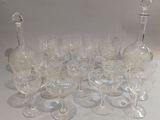 beaucoup de verres à vin et une carafe sur la table