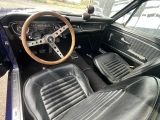 l'intérieur d'une voiture avec des sièges en cuir et un volant