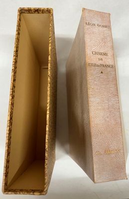 une boîte avec un livre à l'intérieur sur une table