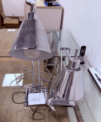 deux lampes posées sur une table dans une pièce