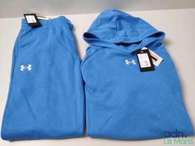 un pantalon de survêtement bleu avec un sweat à capuche par-dessus
