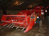 une grosse machine rouge garée dans un garage