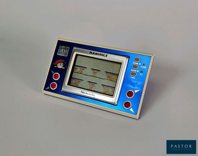 un petit appareil électronique bleu et argenté posé sur une surface blanche