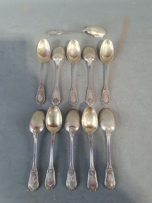six cuillères et deux cuillères posées sur une table