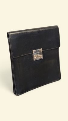 porte-documents en cuir noir muni d'un fermoir métallique sur le devant