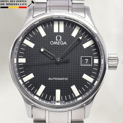 une image d'une montre en gros plan sur fond blanc