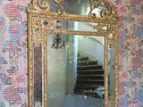 un miroir et une table dans une pièce dont l'un des murs est tapissé