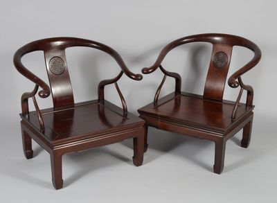 paire de chaises chinoises anciennes avec dossier et accoudoirs sculptés