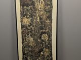 l'image d'un tableau accroché au mur d'une pièce