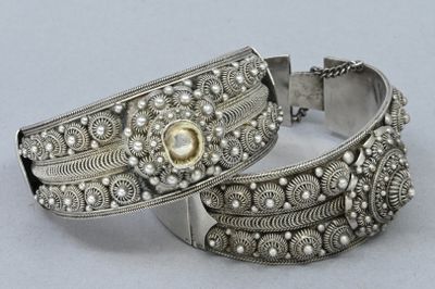 deux bracelets en argent ornés de perles et d'une perle