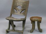 une paire de chaises anciennes en bois et un tabouret à assise en bois