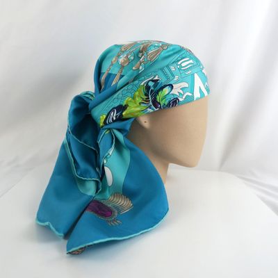un foulard sur un mannequin mannequin mannequin mannequin mannequin mannequin mannequin mannequin mannequin mann