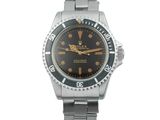 une photo d'une montre-bracelet avec un cadran noir et un bracelet argenté